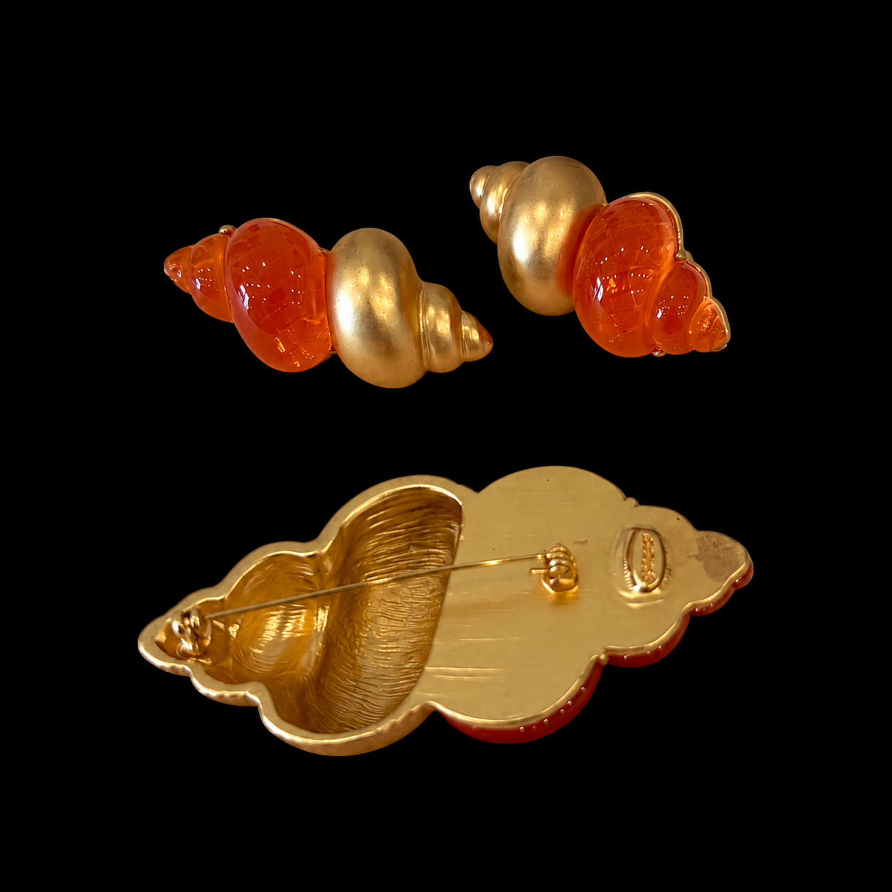Gold-tone orange shell-style brooch set with pin back view