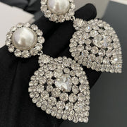 Close-up of the clear crystal heart centres and pearl-style tops