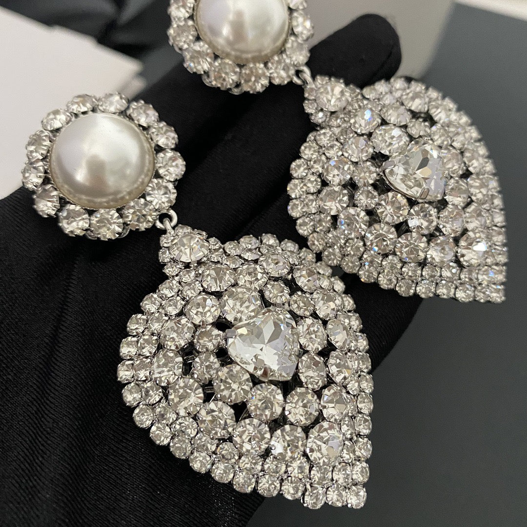 Close-up of the clear crystal heart centres and pearl-style tops