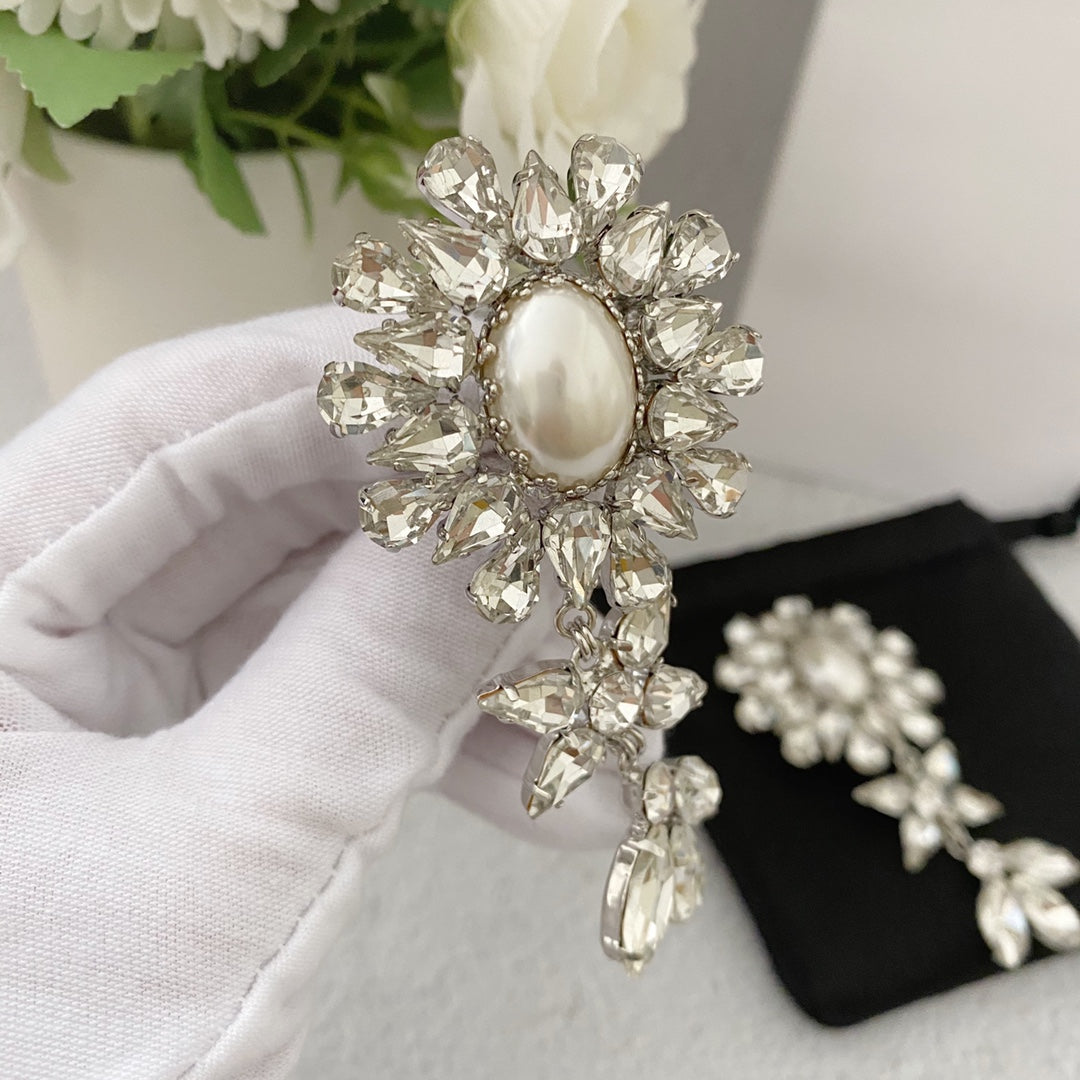 Close-up of the oval pearl-style centre and faceted floral stone surround