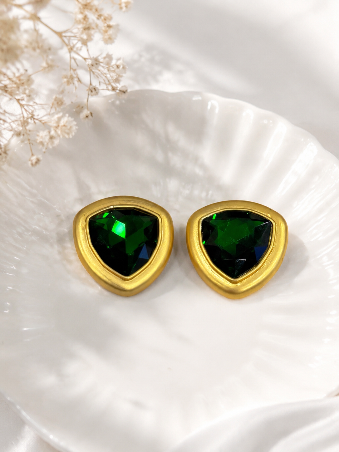 Gold-tone diamond-shape rhinestone-style clip-on earrings green color detail